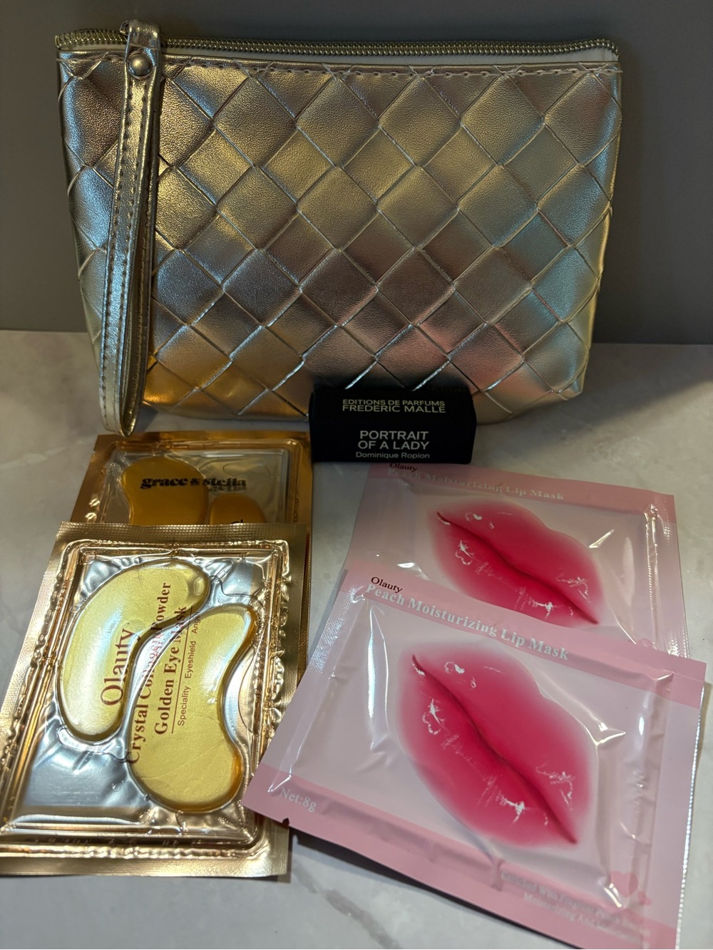 Cosmetic bag and beauty sample set